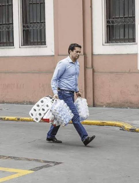 Indignados_P's tweet photo. El huevón de Miguel Torres tendrá como asesor al imbecil de Alejandro Cavero y ganara 14 mil soles mensuales…

Ahhhh pero quienes viven del estado son otros otros #Kaviar https://t.co/IDr6AjvFiD