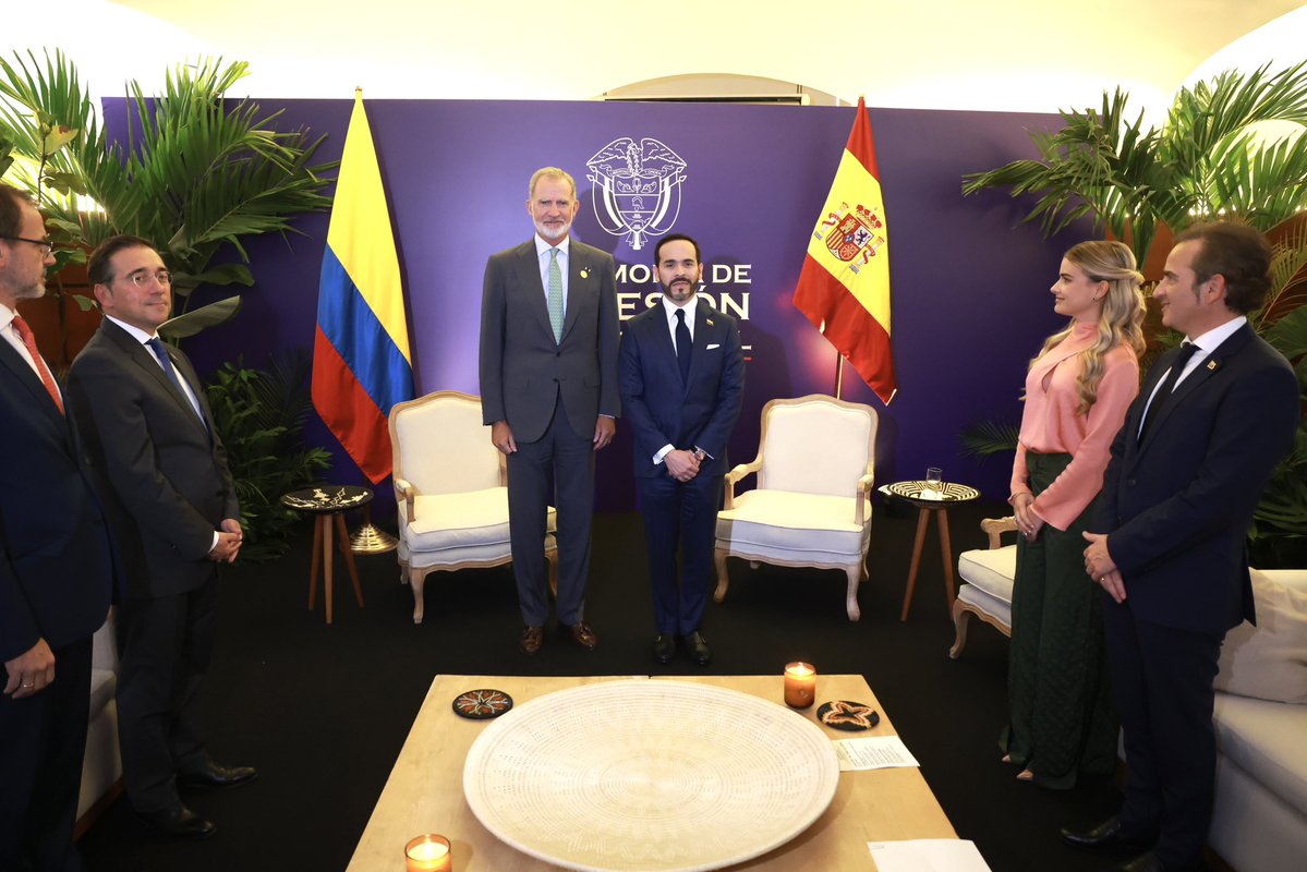 CasaReal's tweet photo. 🇨🇴 El Rey mantiene un encuentro con el presidente electo de la República de Colombia, Abelardo de la Espriella, en el Centro Cultural de Cali, previo a la ceremonia de posesión presidencial.

➡️https://t.co/81wwhJ2DyG https://t.co/Wydw4fnbNF