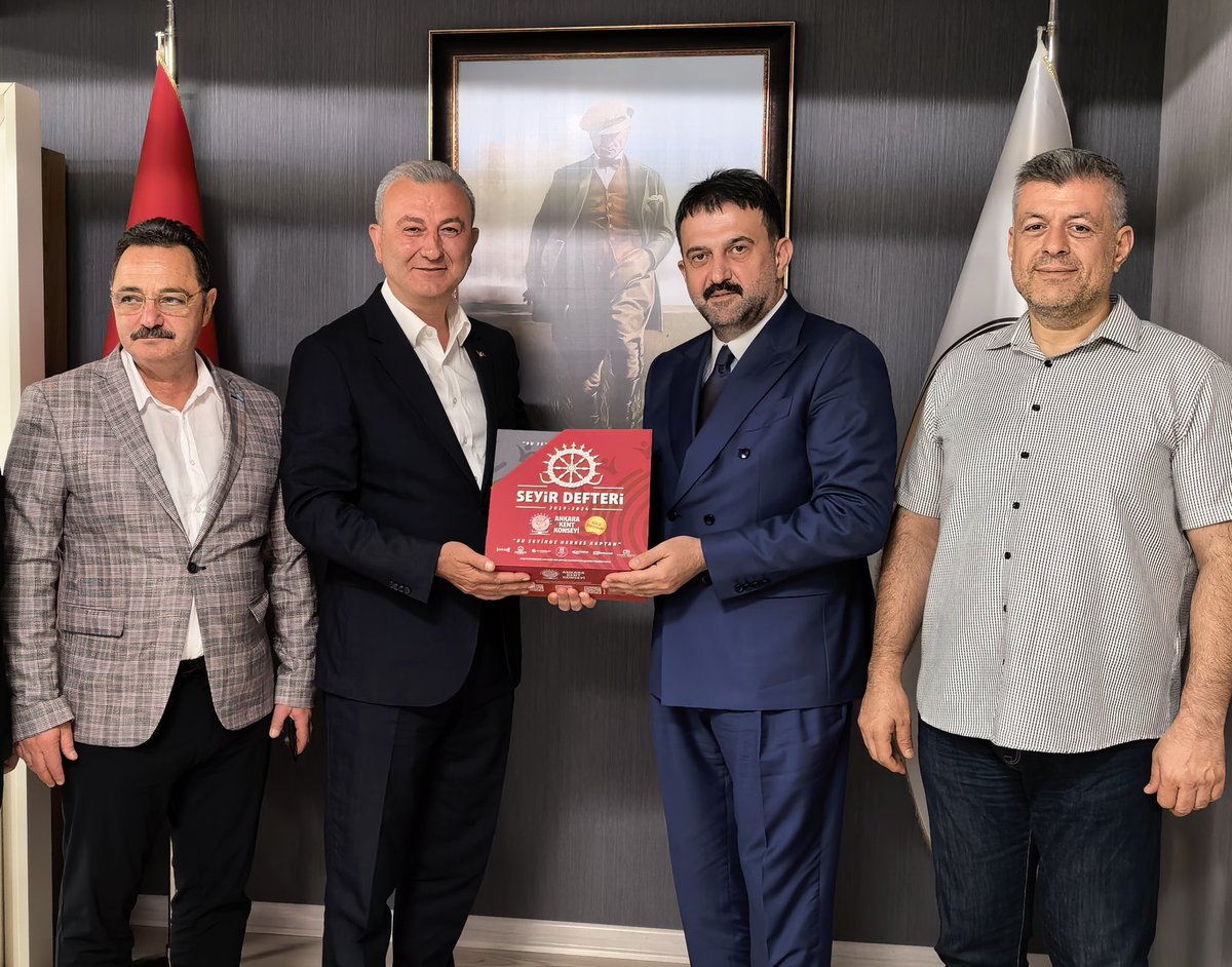 ank_kentkonseyi's tweet photo. AKK’nin Ortak Akıl ve Katılımcılık Anlayışıyla Oluşturduğu 311 Tavsiye Kararı, ABB’de Grubu Bulunan Siyasi Parti Temsilcilerine Takdim Ediliyor!

Ankara Kent Konseyi Başkanı Halil İbrahim Yılmaz, Ankara Büyükşehir Belediyesi CHP Grup Başkanvekili ve Yenimahalle Belediye Başkan Yardımcısı Yaşar Neslihanoğlu’nu ziyaret ederek, AKK Meclis ve Çalışma Gruplarının 2024-2026 yılları arasında gerçekleştirdiği etkinlik ve çalışmalarda, ortak akıl ve katılımcılık anlayışıyla oluşturulan 311 tavsiye kararının yer aldığı taslak kitapçığı Neslihanoğlu’na takdim etti.

Yılmaz ayrıca, Ankara Kent Konseyi’nin 6 yıllık çalışmalarını, projelerini ve katılımcı yönetim anlayışını kayıt altına alan “Seyir Defteri”ni de Neslihanoğlu’na sundu.

Ankara ve kent gündemine ilişkin değerlendirmelerin de yapıldığı buluşmada, AKK’nin yürüttüğü çalışmalar ile katılımcı yönetişim süreçleri üzerine görüş alışverişinde bulunuldu.

#TavsiyeKararları #Ankara #AnkaraKentKonseyi #HalilİbrahimYılmaz #YaşarNeslihanoğlu @yasarnes