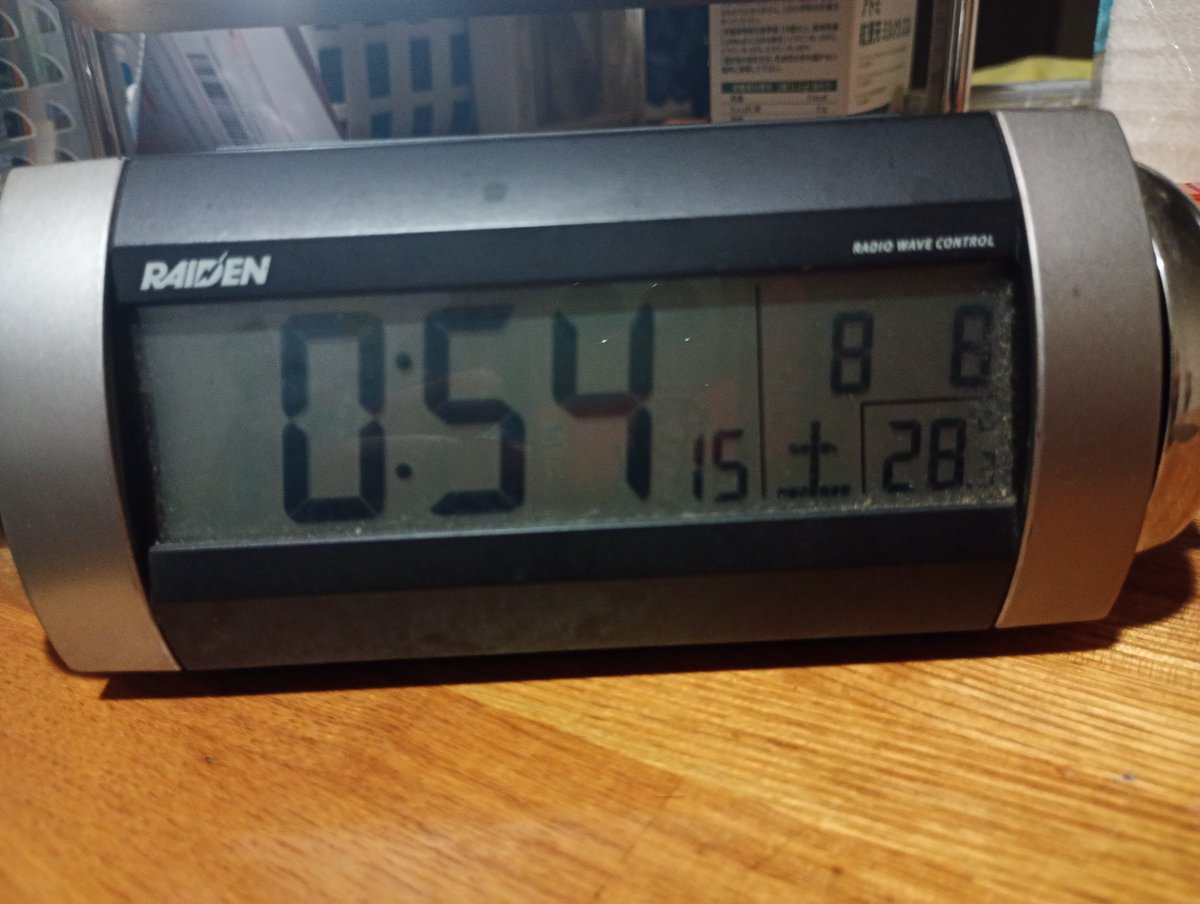 SoneAzumi's tweet photo. 就職して起きるために買った目覚まし、昨日電気切れたぞ。それがコレ。クレームではない。初の単三電池二本交換があれから13年越し。メーカー神。#セイコー　#SEIKO　#日本頑張ろう　#熊本頑張ろう https://t.co/7cuaOjNkzi