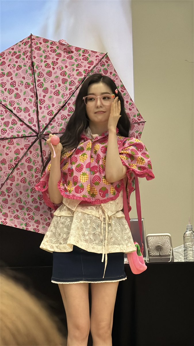 avoXYcado's tweet photo. 🍓🌂

#IRENE  #아이린 https://t.co/VwIsTrITtM