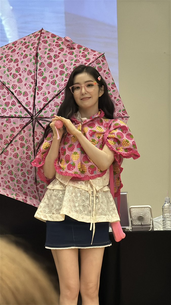 avoXYcado's tweet photo. 🍓🌂

#IRENE  #아이린 https://t.co/VwIsTrITtM
