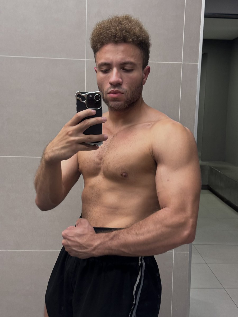 Bronusworld's tweet photo. @heloisaghot Fiquei 1 ano treinando e mantive o mesmo peso, agr tenho 2 anos de treino e perdi 10kg somente de quando comecei, melhor ela treinando do que vc que não faz porra nenhuma e ainda bosteja sobre os outros, nojo de gente feito vc 😊 https://t.co/hTsGuwebzE