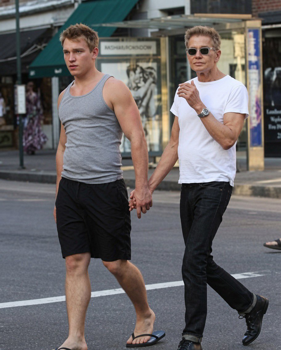 TOPLOVER11_'s tweet photo. Calvin Klein and former partner Nick Gruber in New York City, 2011. https://t.co/ZtZiOA58Fh