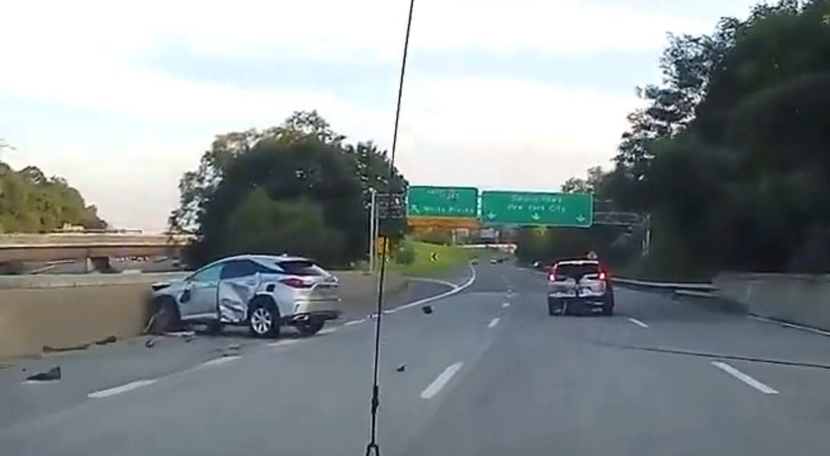 aka_tpayne's tweet photo. @degen187 @washghost1 If you actually watched the video, you'd see that the left lane is an exit. https://t.co/kBagtZrzAn