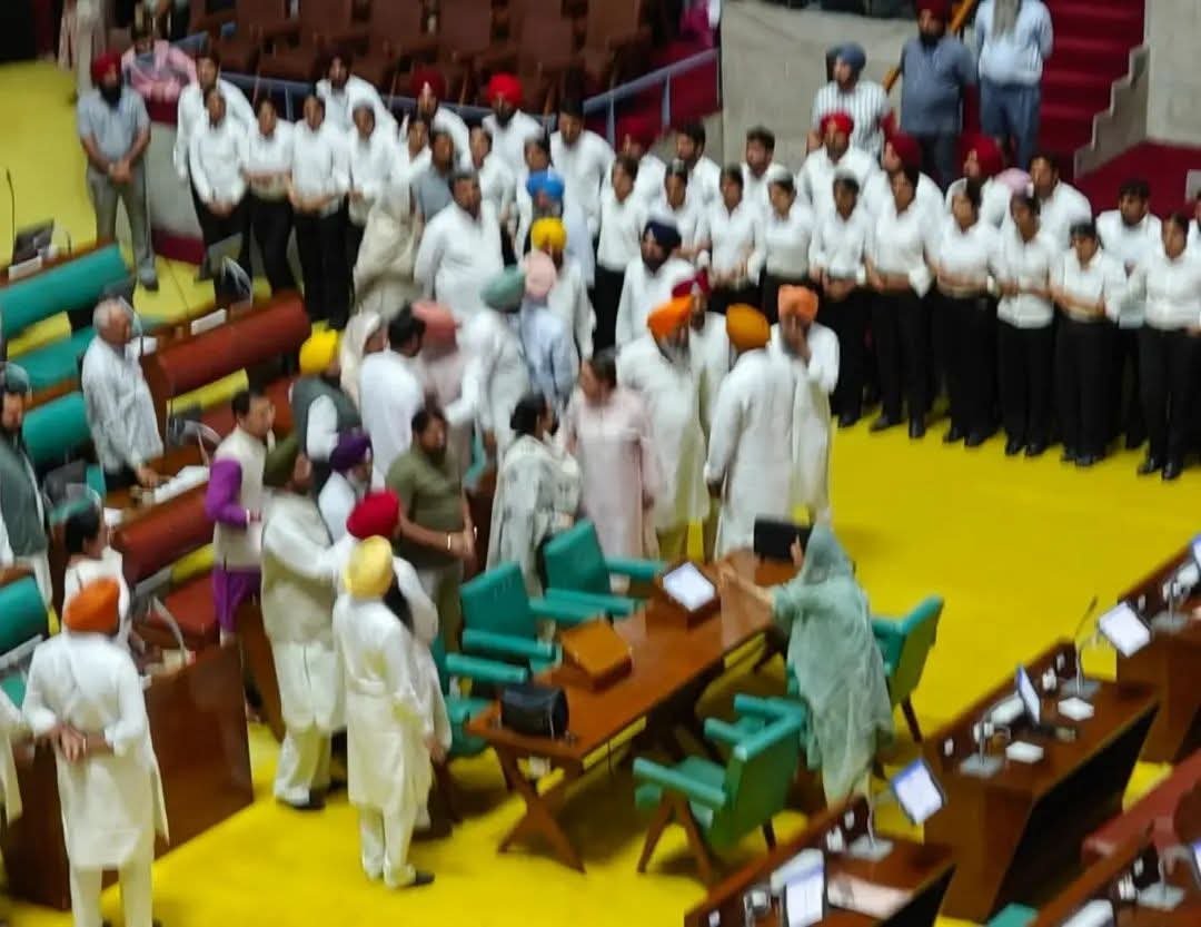BabbuSaini01's tweet photo. ਕੀ ਏਹੀ ਆ ਮਾਵਾਂ ਧੀਆਂ ਦਾ ਸਤਿਕਾਰ? 

ਫਿਰ ਕਹਿੰਦੇ ਸਾਨੂੰ ਭੇਡਾਂ ਬੱਕਰੀਆਂ ਨਾ ਕਹੋ। ਦੇਖੋ ਕਿਵੇਂ ਵਗ ਬਣਾਕੇ ਬੀਬਾ ਗਨੀਵ ਕੌਰ ਮਜੀਠੀਆ ਦੁਆਲੇ ਹੋ ਗਏ ਜਦੋਂ ਇਹਨਾਂ ਪੰਥ ਵਿਰੋਧੀਆਂ ਨੂੰ ਸ਼ੀਸ਼ਾ ਦਿਖਾਇਆ।

ਇੱਥੇ ਆਪਾਂ ਬੀਬਾ ਗਨੀਵ ਕੌਰ ਮਜੀਠੀਆ ਜੀ ਨੂੰ ਵਧਾਈ ਦਿੰਦੇ ਹਾਂ, ਜਿਹਨਾਂ ਨੇ ਅੱਜਤੱਕ ਕਦੇ ਕੋਈ ਹੌਲਾ ਸ਼ਬਦ ਨੀ ਵਰਤਿਆ, ਹਮੇਸ਼ਾਂ ਸੰਜੀਦਗੀ ਨਾਲ ਹੀ ਗੱਲ ਕੀਤੀ ਐ। ਤੇ ਇਹਨਾਂ ਦਿੱਲੀ ਦਿਆਂ ਬੰਧੂਆ ਮਜ਼ਦੂਰਾਂ ਦੇ ਵਗ ਅੱਗੇ ਘਬਰਾਏ ਨਹੀਂ, ਸ਼ੇਰਨੀ ਵਾਂਗ ਡਟੇ ਰਹੇ।