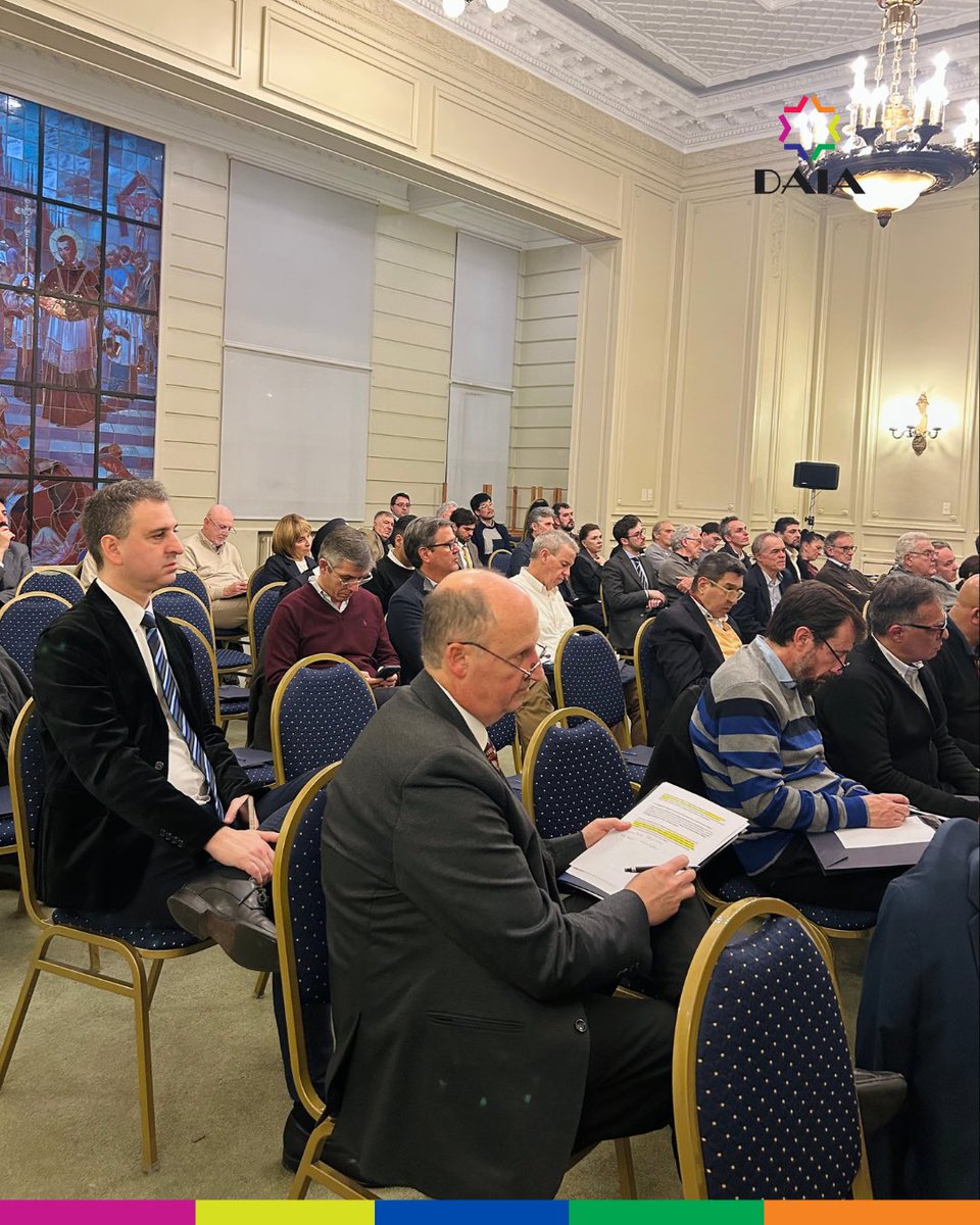 DAIAArgentina's tweet photo. Participamos de “Encuentro Argentina”, un espacio plural y federal de diálogo y cooperación orientado a fortalecer la convivencia democrática, el respeto por las instituciones y la construcción de consensos en favor del bien común, organizado por la Comisión Nacional de Justicia y Paz (CEA) y la Alianza Cristiana de Iglesias Evangélicas de la República Argentina (ACIERA), llevado a cabo en la sede de la Conferencia Episcopal Argentina. 
En la ocasión el presidente de la DAIA fue expositor de uno de los paneles en el que se abordó la realidad entorno a la reflexión de la nueva encíclica del Papa León XIV: "Magnifica Humanitas: educación, trabajo y búsqueda del bien común"

Encuentro Argentina reúne a referentes de los sectores productivo, académico, gremial, religioso y social, con el propósito de promover el diálogo, la cooperación y la búsqueda de consensos necesarios para alcanzar soluciones compartidas a los desafíos prioritarios de nuestro país.
El presidente de la DAIA, Mauro Berenstein, fue acompañado por el Secretario de Diálogo Interconfesional de la entidad, Alberto Zimerman; Marcos Grabivker, integrante del CD de la DAIA y su director ejecutivo, Victor Garelik.