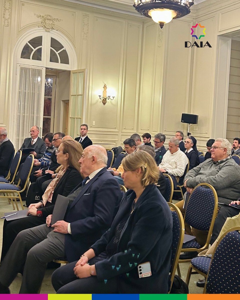 DAIAArgentina's tweet photo. Participamos de “Encuentro Argentina”, un espacio plural y federal de diálogo y cooperación orientado a fortalecer la convivencia democrática, el respeto por las instituciones y la construcción de consensos en favor del bien común, organizado por la Comisión Nacional de Justicia y Paz (CEA) y la Alianza Cristiana de Iglesias Evangélicas de la República Argentina (ACIERA), llevado a cabo en la sede de la Conferencia Episcopal Argentina. 
En la ocasión el presidente de la DAIA fue expositor de uno de los paneles en el que se abordó la realidad entorno a la reflexión de la nueva encíclica del Papa León XIV: "Magnifica Humanitas: educación, trabajo y búsqueda del bien común"

Encuentro Argentina reúne a referentes de los sectores productivo, académico, gremial, religioso y social, con el propósito de promover el diálogo, la cooperación y la búsqueda de consensos necesarios para alcanzar soluciones compartidas a los desafíos prioritarios de nuestro país.
El presidente de la DAIA, Mauro Berenstein, fue acompañado por el Secretario de Diálogo Interconfesional de la entidad, Alberto Zimerman; Marcos Grabivker, integrante del CD de la DAIA y su director ejecutivo, Victor Garelik.