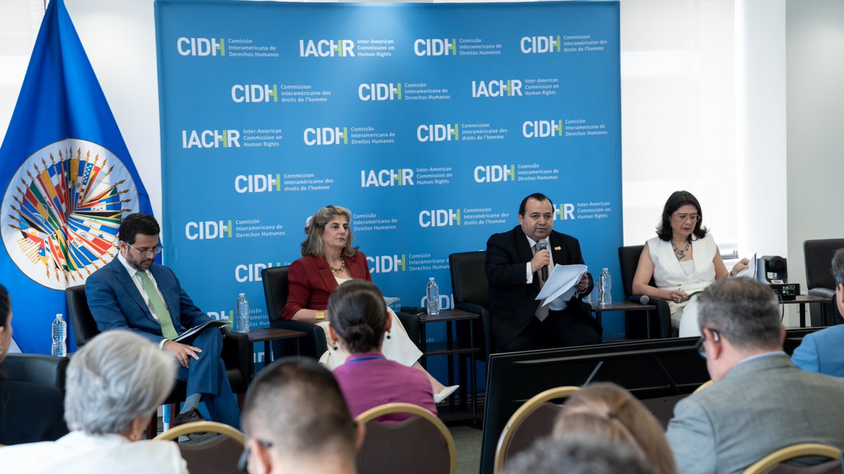 CIDH's tweet photo. La #CIDH inauguró la segunda edición del ciclo "Reflexiones y Experiencias para una Justicia oportuna en la CIDH", orientado a fortalecer el acceso a la justicia interamericana. El foro inaugural contó con @StuardoRalon, presidente de la CIDH; @TaniaReneaum, secretaria ejecutiva; y Laura Gil, secretaria general adjunta de la OEA, @SGA_OEA_OAS.
La jornada incluyó un panel público que reunió experiencias comparadas para la gestión de casos. Participaron Stuardo Ralón; el comisionado Riyad Insanally; la comisionada @PayaIACHR; la secretaria ejecutiva de la @CorteIDH, Gabriela Pacheco Arias; y personas expertas. Moderó el comisionado @JoseLCaballero, segundo vicepresidente.
Con esfuerzos como este, la Comisión reafirma su compromiso con una justicia oportuna y seguirá trabajando por resultados como el máximo histórico de 132 decisiones de fondo, alcanzado en 2025.