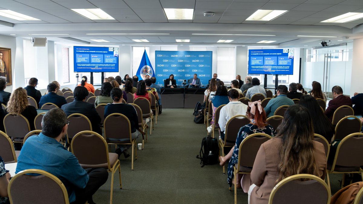 CIDH's tweet photo. La #CIDH inauguró la segunda edición del ciclo "Reflexiones y Experiencias para una Justicia oportuna en la CIDH", orientado a fortalecer el acceso a la justicia interamericana. El foro inaugural contó con @StuardoRalon, presidente de la CIDH; @TaniaReneaum, secretaria ejecutiva; y Laura Gil, secretaria general adjunta de la OEA, @SGA_OEA_OAS.
La jornada incluyó un panel público que reunió experiencias comparadas para la gestión de casos. Participaron Stuardo Ralón; el comisionado Riyad Insanally; la comisionada @PayaIACHR; la secretaria ejecutiva de la @CorteIDH, Gabriela Pacheco Arias; y personas expertas. Moderó el comisionado @JoseLCaballero, segundo vicepresidente.
Con esfuerzos como este, la Comisión reafirma su compromiso con una justicia oportuna y seguirá trabajando por resultados como el máximo histórico de 132 decisiones de fondo, alcanzado en 2025.
