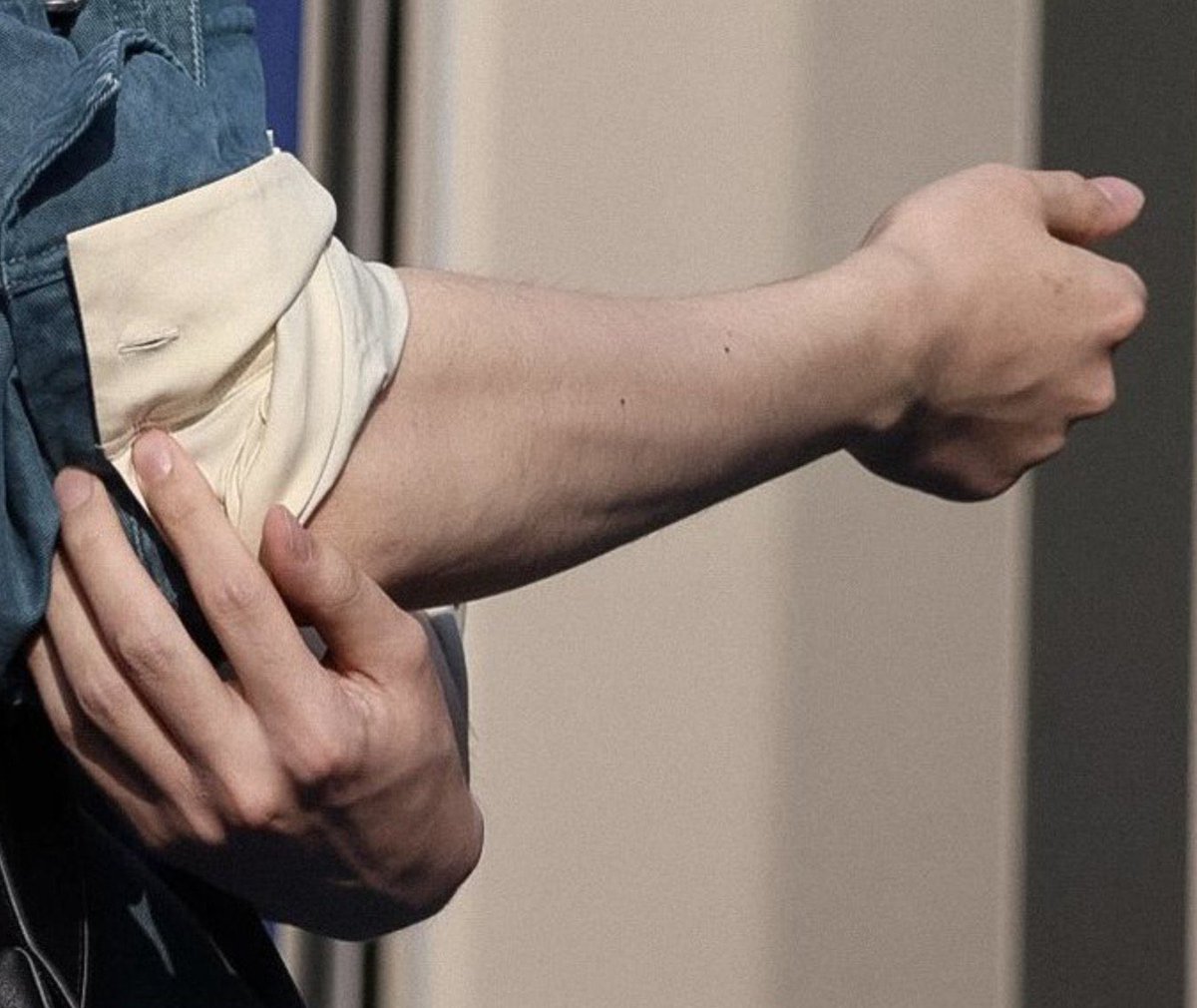 hueberrypie's tweet photo. do NOTTTTT mention kais arms &amp; arm hair around my hungry ass https://t.co/ihx0FuB1T8