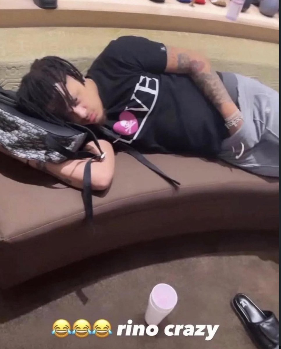 isooballin's tweet photo. bro couldn’t wait till he got home 😭😭 https://t.co/sKMRprZmg9