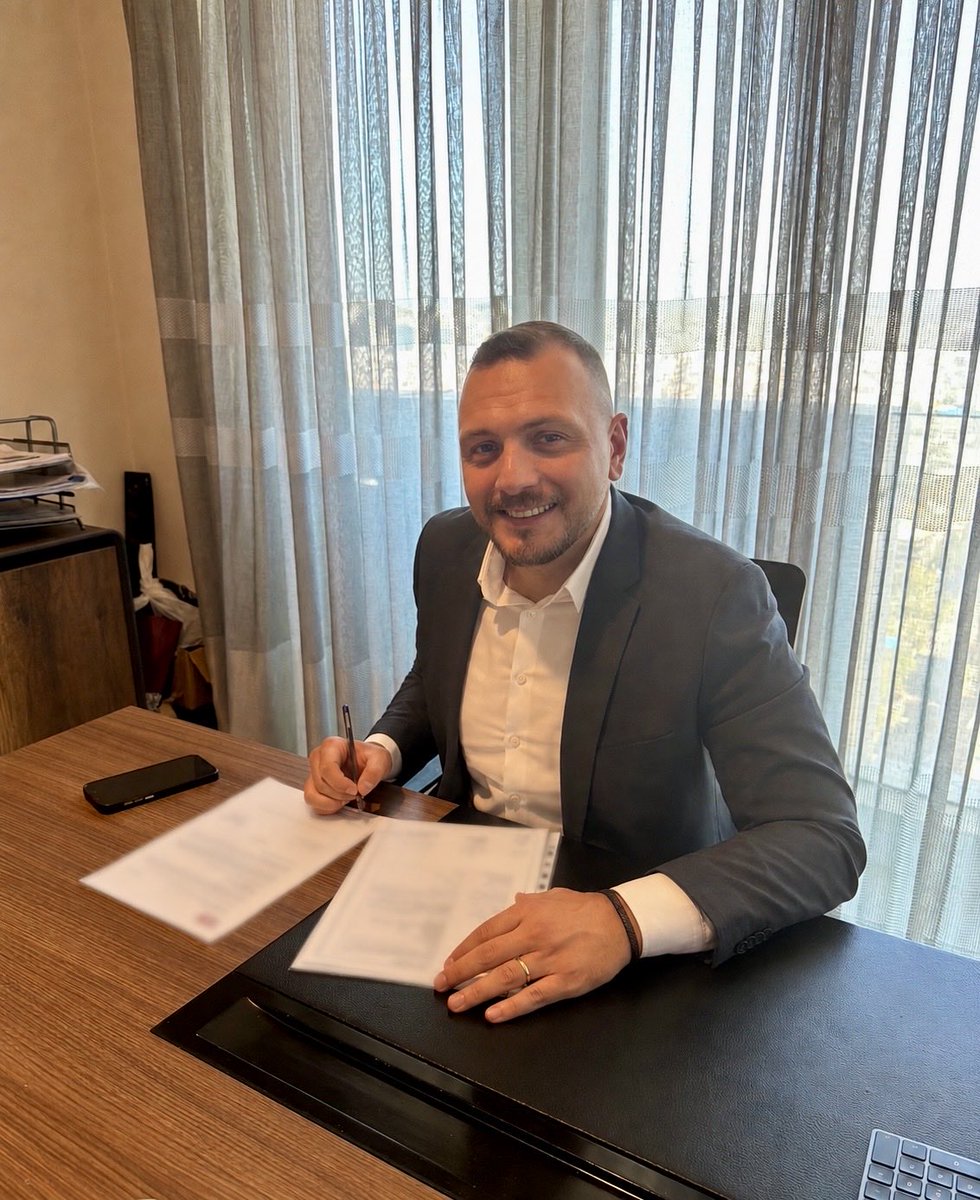 mertpolat1923's tweet photo. KAMUOYUNA 

YENİ PARTİ Kartal İlçe Başkanlığı olarak önemli bir adımı daha atmış bulunuyoruz. Merkez ofis olarak kullanacağımız alanının kontratını imzaladık. 

Kartalımıza, Partimize, Milletimize hayırlı olsun.

Kısa sürecek hazırlık ve düzenleme çalışmalarının ardından, ilçe merkezimiz Kartallı hemşehrilerimizin ve tüm yol arkadaşlarımızın hizmetine açılacaktır.

Bu süreçte bizlere güvenen, destek veren ve heyecanımıza ortak olan herkese gönülden teşekkür ediyorum.

Açılış tarihimiz, üyelik çalışmalarımız ve önümüzdeki döneme ilişkin tüm gelişmeleri çok yakında kamuoyuyla paylaşacağız.

Kartal’da yeni bir başlangıcın kapılarını birlikte aralıyoruz.

İstikametimizi milletle belirledik.
Yolumuz açık, inancımız tam.

Bu yolun sahibi de, gücü de millettir.

Adres: Yukarı Mah. Üsküdar Cad. No:18 Kat:3
(Minibüs yolu üzeri)

#yenipartikartal @ozgurcelik1919 @eczozgurozel @YeniPartikartl