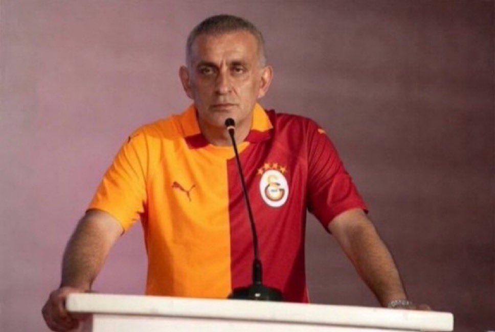 FahirEfendi's tweet photo. Osimhen Afrika kupasında diye lige 1 ay ara veren, Galatasaray Avrupa sonrası puan kaybetmesin diye maçları erteleyen SAKIN HA efendisi İbrahim Galatasarayınoğlu 

Sizce bu sene çok sevdigi Galatasaray’ı için lige nezaman Osimhen arası verir? https://t.co/kHcWu3GdZb