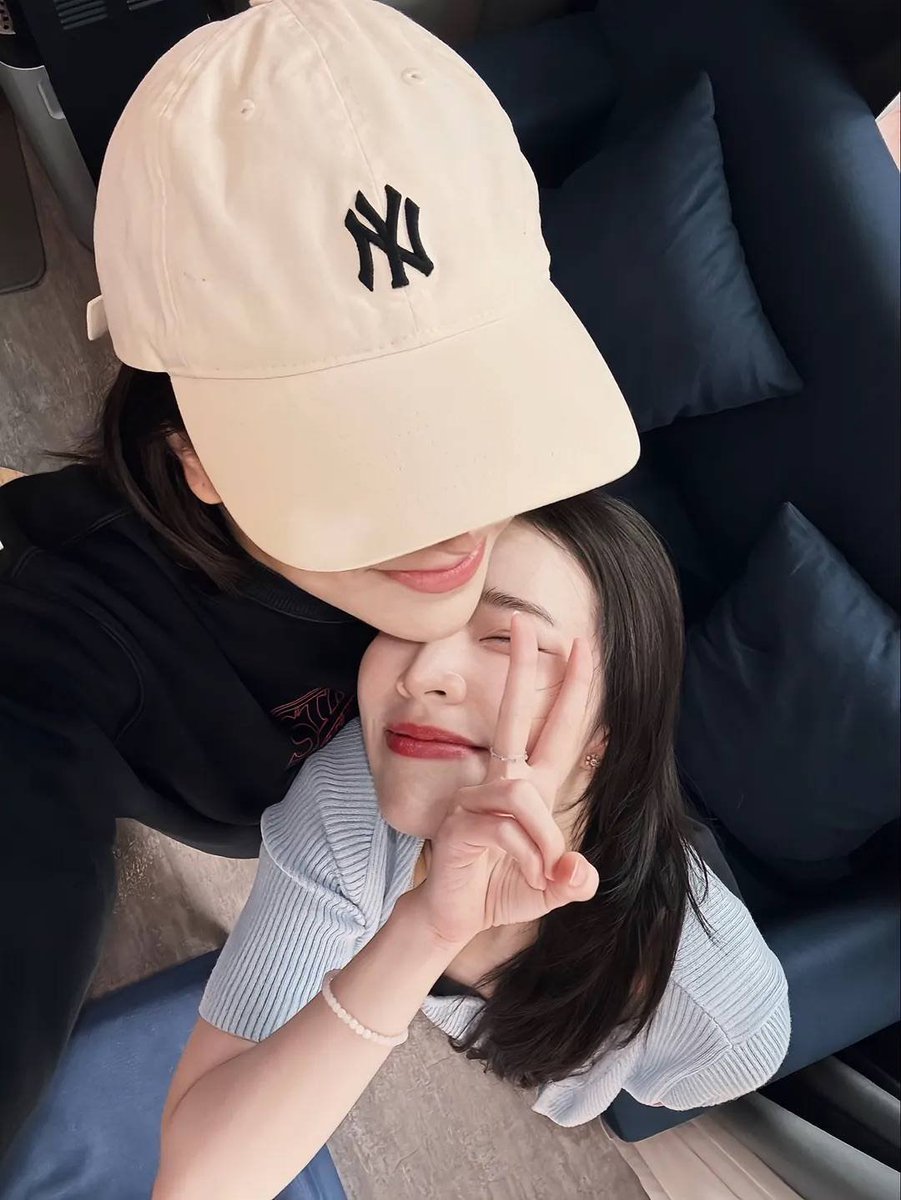 tuolai0523's tweet photo. Matching the style with a hat

#PlusASelcaDay
#PlusA https://t.co/vZYuopIaec