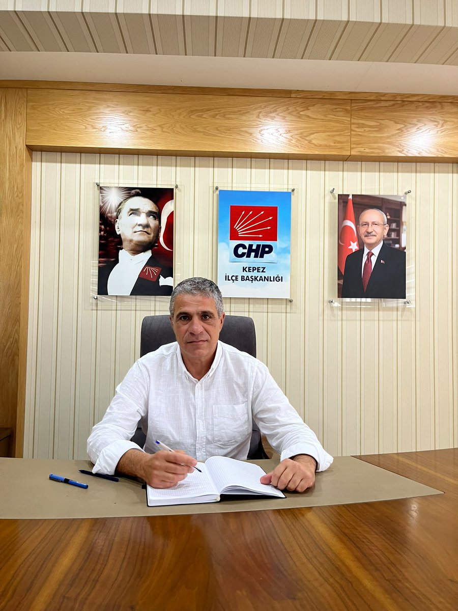 muratzel007's tweet photo. “KEPEZ’DE BARINMAK LÜKS HALİNE GELDİ!”

Türkiye’de emekli 23 bin lira ile, asgari ücretli 28 bin lira ile yaşam mücadelesi veriyor. Kepez’de ise en düşük ev kiraları 20 bin liradan başlıyor.

Bu tablo artık sadece bir ekonomik kriz değil, açık bir barınma krizidir.

Emeklinin maaşının neredeyse tamamı kiraya gidiyor. Asgari ücretlinin elinde ise kira ödendikten sonra yaşamını sürdürebileceği bir gelir kalmıyor.

Buradan iktidara ve yetkililere açıkça soruyoruz:

Bu insanlar ne yiyecek? Faturalarını nasıl ödeyecek? Çocuklarının ihtiyaçlarını nasıl karşılayacak?

İnsanlara “sabredin” demenin, “piyasa düzelecek” demenin zamanı çoktan geçti.

Çünkü vatandaşın sabredecek parası kalmadı!

Kepez’de emekli, asgari ücretli, dar gelirli yurttaş artık ev sahibi olmayı bırakın, kirada oturabileceği bir ev bulmakta bile zorlanıyor.

Bir ülkede emekli maaşı ile kira arasındaki fark bu kadar kapanmışsa, orada mesele artık bireysel geçim sıkıntısı değildir. Bu, yanlış ekonomik ve sosyal politikaların doğrudan sonucudur.

Biz Cumhuriyet Halk Partisi olarak barınmayı bir ayrıcalık değil, temel bir insan hakkı olarak görüyoruz.

Sosyal devlet, vatandaşına “kirayı nasıl ödeyeceksin?” diye sormaz. Vatandaşının insanca yaşayabileceği koşulları oluşturur.

Buradan Kepez’in emeklisine, asgari ücretlisine, dar gelirli ailesine söz veriyoruz:

Sizin yaşadığınız barınma sorununu görmezden gelmeyeceğiz.

Kiraların, hayat pahalılığının ve yoksulluğun karşısında susmayacağız.

Çünkü biliyoruz ki;

Bir emekli maaşı kiraya yetmiyorsa,

Bir asgari ücret kira karşısında eriyorsa,

İnsanlar ev tutamıyorsa,

O ülkede artık sadece ekonomi değil, adalet de sorgulanmalıdır.

Kepez’de barınma haktır.

İnsanca yaşamak haktır.

Ve biz bu hakkın takipçisi olmaya devam edeceğiz.

Ali Murat Özel
CHP Kepez İlçe Başkanı