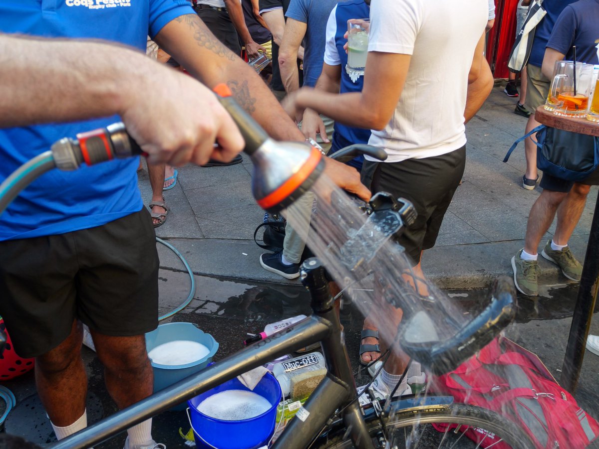 lescoqsfestifs's tweet photo. Parfait, et pensez à amener tous vos #vélos ce soir au Cox pour les faire laver !!! 🧼 🚲
#bikewash https://t.co/U70jzcq77o