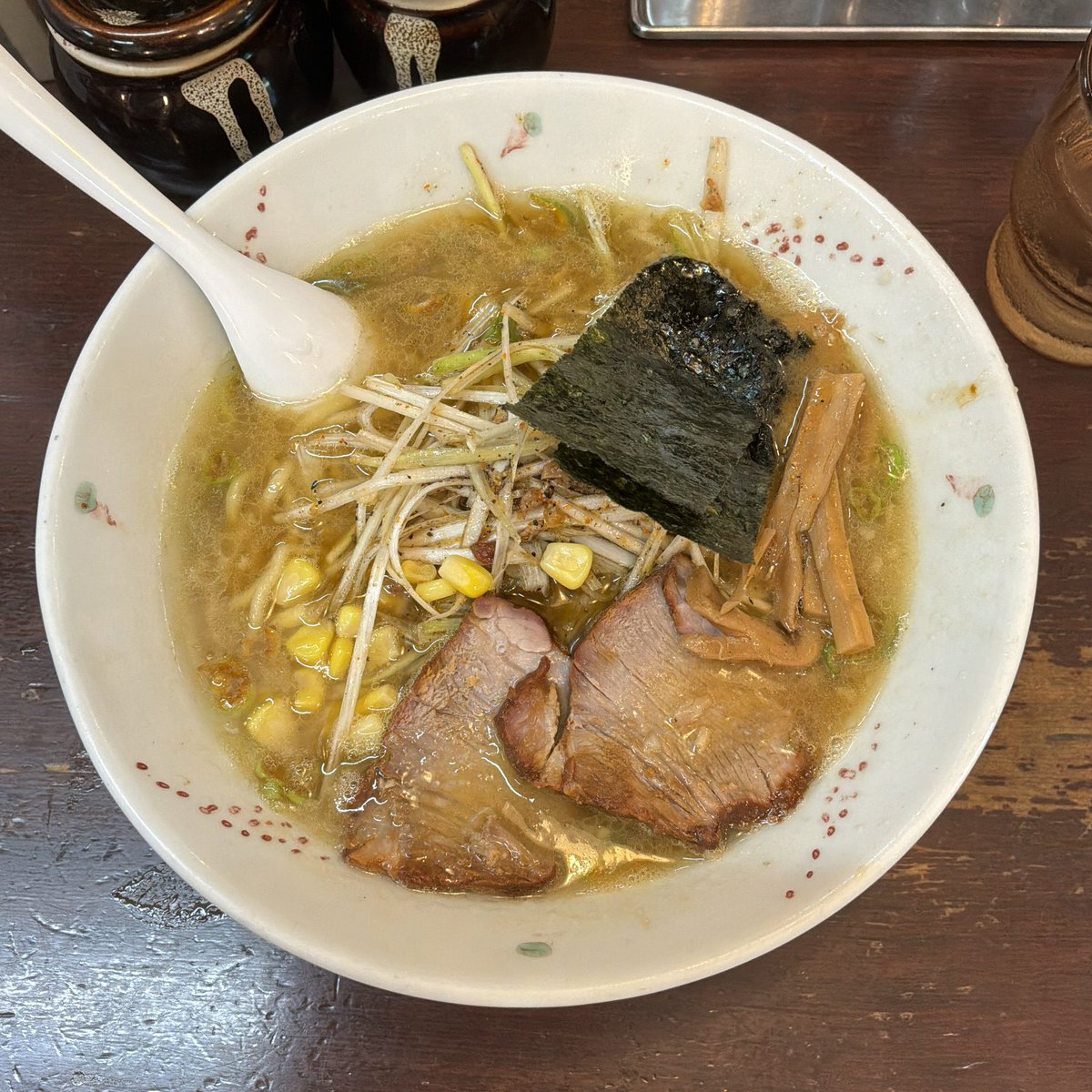 watanabejuan's tweet photo. 府中「らいおん 府中本店」で、らいおんらーめん。ものすごく久しぶりに。昔懐かしい豚骨醤油な雰囲気です。今の流行りのラーメンにはない（失ってしまった？）引きの強さみたいなものを感じます。 https://t.co/zr7Q1NVdyD