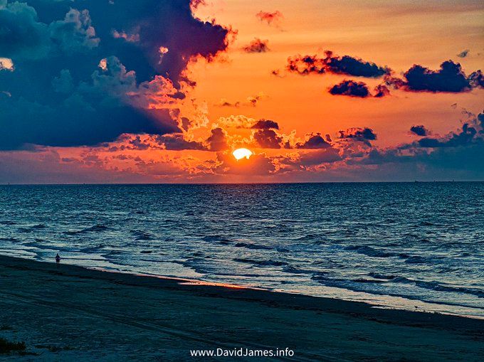 SaltyDGalveston's tweet photo. Amazing sunrise in Galveston, Texas. https://t.co/thCLFwur2M