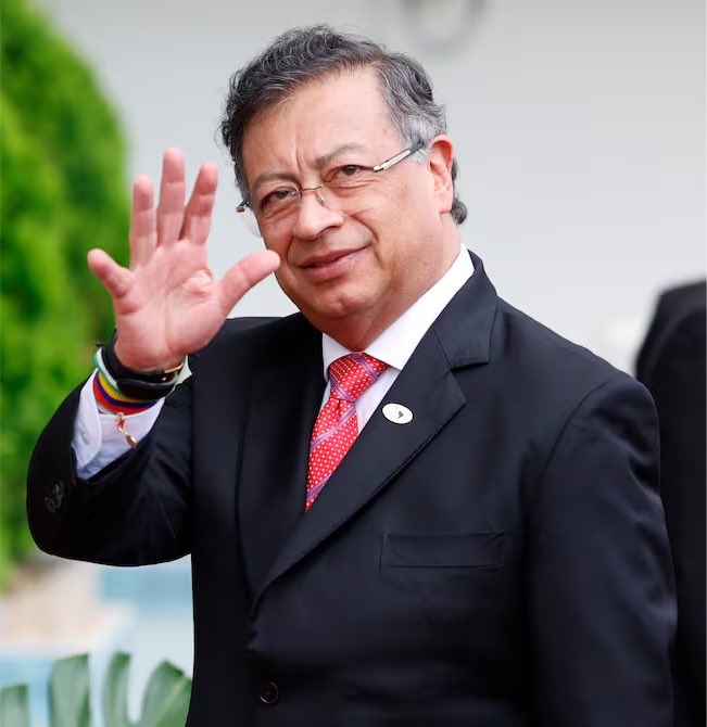 eduardomenoni's tweet photo. Y hoy llega a su fin la historia del mayor drogadicto, borracho y vicioso que llegó a la presidencia de Colombia: Gustavo Petro. 🇨🇴

Adiós guerrillero comunista de mierda no te extrañaremos. https://t.co/J7rLH6gt0L