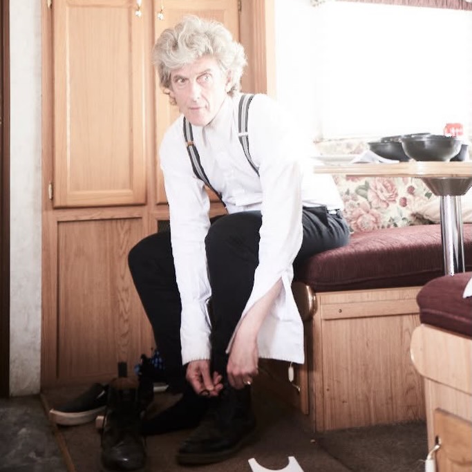 brinatello's tweet photo. โAlthough itโs always been known that #PeterCapaldi wore striped braces for the 2017 Radio Times photoshoot, it can now be confirmed from behind-the-scenes set photos that these braces were also worn in-episode during โTwice Upon a Timeโ.โ
The Timeless Nerd provided these pics! https://t.co/PbsrSvSPHq