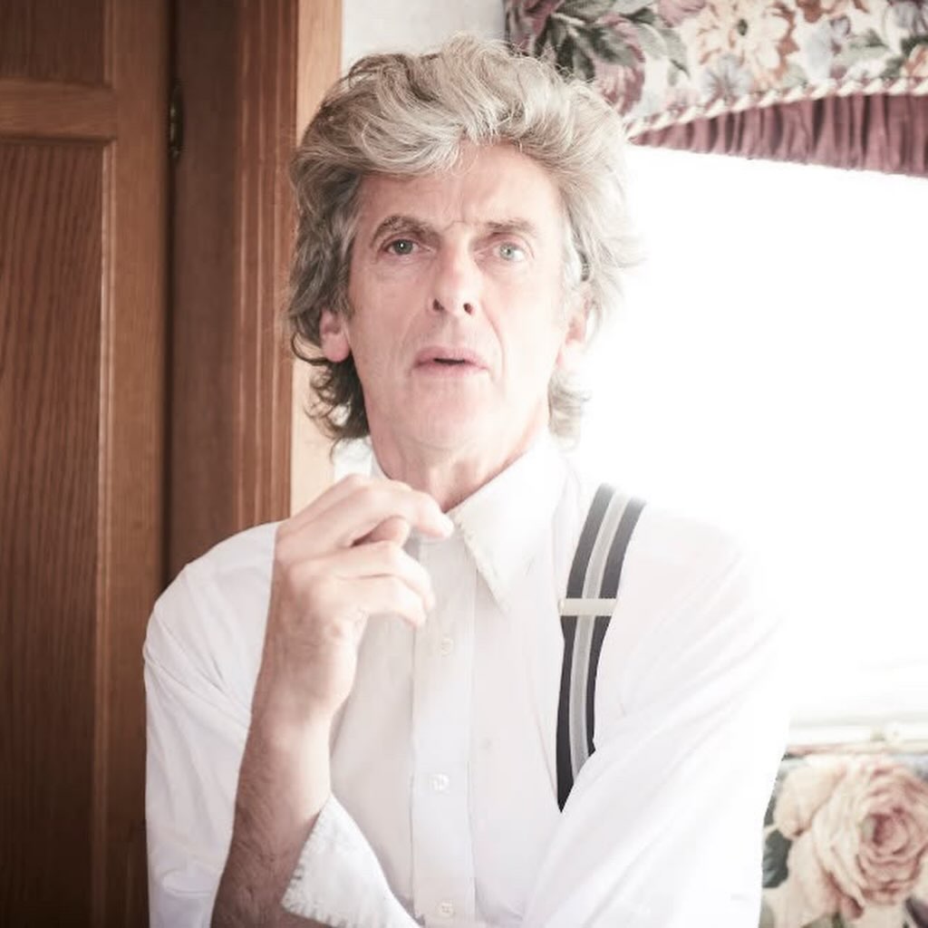 brinatello's tweet photo. โAlthough itโs always been known that #PeterCapaldi wore striped braces for the 2017 Radio Times photoshoot, it can now be confirmed from behind-the-scenes set photos that these braces were also worn in-episode during โTwice Upon a Timeโ.โ
The Timeless Nerd provided these pics! https://t.co/PbsrSvSPHq