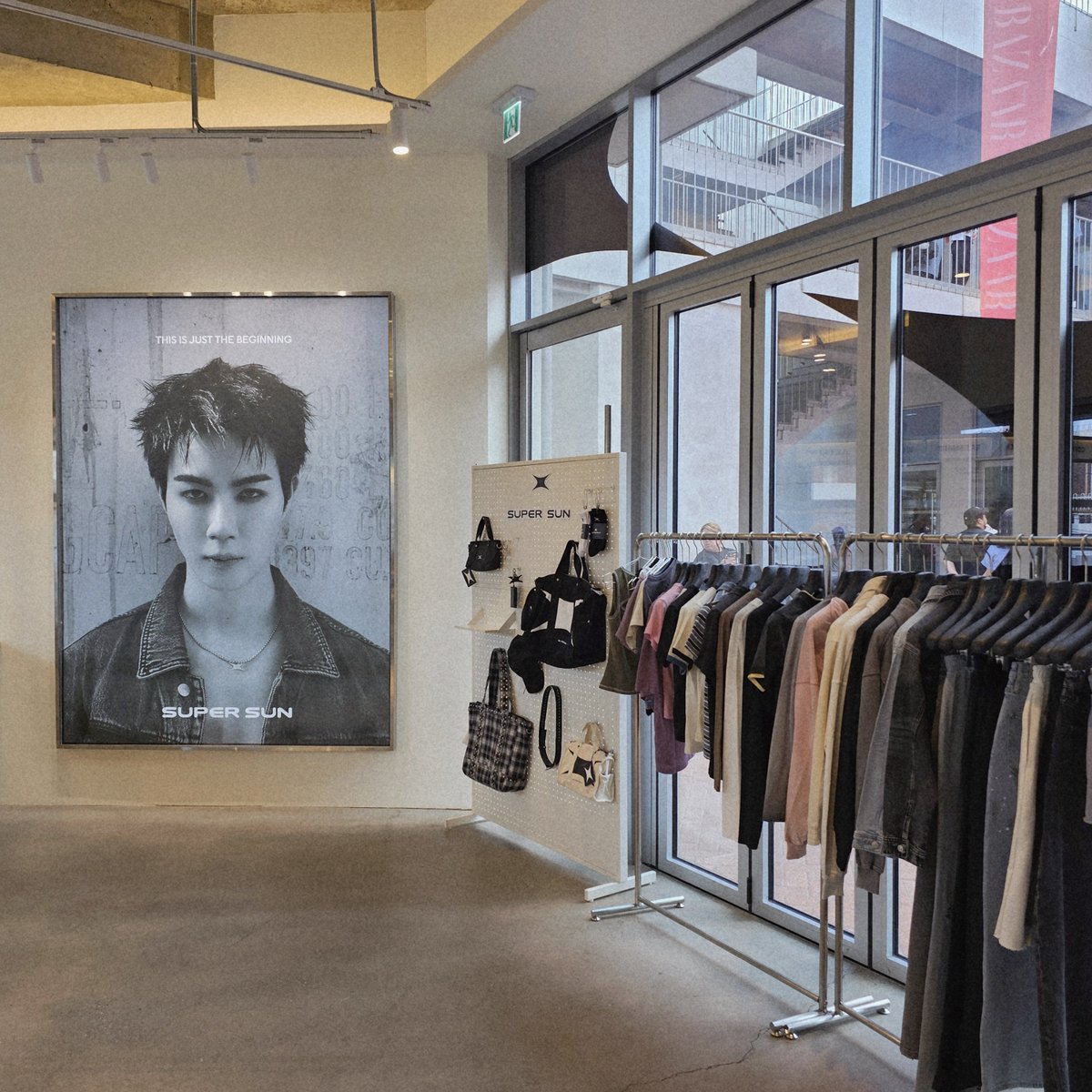 LO_znn_VE's tweet photo. โจ๏ธSuperSun
๋ฉ์ง ๋ชจ์ต ๊ทธ๋๋ก๐ค
.
#SUPERSUNxBAZAARHOUSE
#BAZAARHOUSE
#SuperSun
#ZeePruk @zee_pruk https://t.co/YS1vK2e8Cr