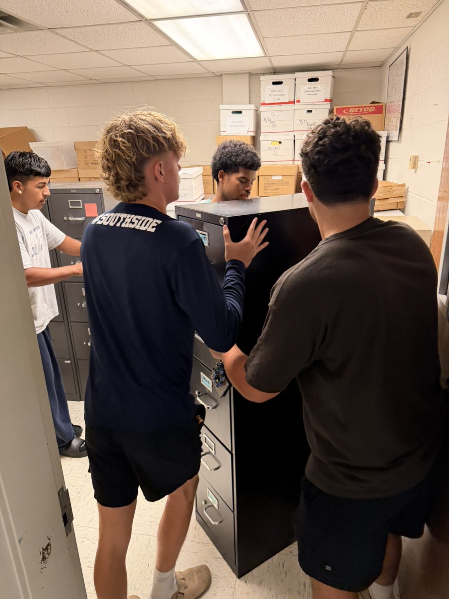 Coach_M_A_Small's tweet photo. Being a part of something bigger than yourself—THAT’s the Southside way here at Nimitz! 
Grateful for these young men who stepped up after a long week of football camp to move furniture for counselors, set up classrooms, and volunteer with our AT’s for training drills. https://t.co/gnDv7jOva4
