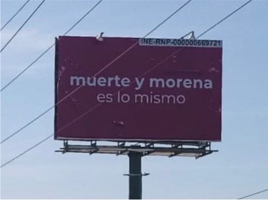 qtf's tweet photo. Por estos espectaculares, Andrea Chávez está armando tremendo alboroto en Chihuahua.

Los habían visto apenas en donde estaban colocados pero ella los trajo hasta nuestras pantallas y ahora pretende hacerlo un escándalo cuestionando el dinero que los pagó.

Yo pregunto: ¿quién financia la campaña anticipadísima de la aspirante a gobernadora? ¿Por qué tanto interés en que no hubiera reglas anti narcocandidatos? ¿Qué tiene contra @MaruCampos_G, más allá de sus excelentes resultados en el combate al narcotráfico al que Morena nos pide que abracemos?

Sólo les falta decirnos que los criminales son el “pueblo organizado”.