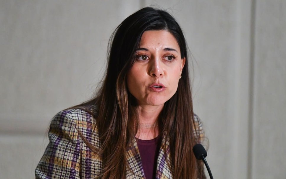 GAMBA_CL's tweet photo. La terraplanista Daniela Cicardini criticó veto del gobierno al “olvido financiero” sabiendo que perjudicará a la gente https://t.co/CjPkC06Ram https://t.co/Ya1jxxKC44