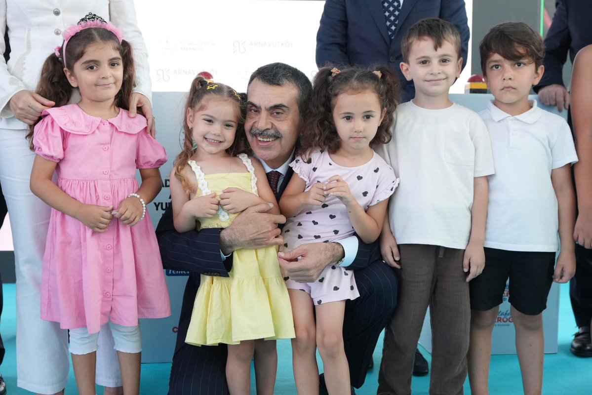 tcmeb's tweet photo. Millî Eğitim Bakanı @Yusuf__Tekin; Hadımköy ASMEK, ARNAÇOCUK ve Yunus Emre Parkı Toplu Açılış Töreni ile Mustafa Kemal Paşa Mahallesi ARNAÇOCUK Temel Atma Töreni’ne Katıldı

“Yirmi yılda eskiden olanların üzerine yaklaşık 500 bin sınıf, derslik yapmışız, 820 bin öğretmen atamışız. Millî Eğitim Bakanlığı olarak sadece bizim yaptığımız yatırımlar... Öyle bir Cumhurbaşkanımız var ki hayatının odağına eğitimi yerleştirmiş, okulları yerleştirmiş.

Türkiye'de çocuklarımızın, yavrularımızın geleceğini hayatının merkezine yerleştirdiği için… Çocuklarımızla ilgili olarak hiçbir fedakârlıktan kaçınmadığı için bir baba, bir insan, bir Müslüman olarak teşekkür ediyorum.”

📍İstanbul

👉🏻 https://t.co/G32I1JIZqT