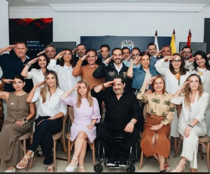 MerardoAristiz3's tweet photo. @MarxCarl7 Estos ladrones si los ve en prisión o en el gobierno ? https://t.co/g1kgx9jZ0N