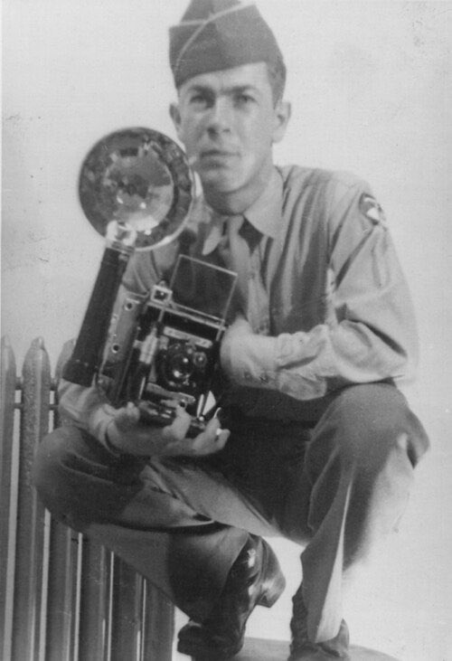 25YearsAgoLive's tweet photo. Paul Richard Averitt, American WWII soldier and photographer largely responsible for showing the world photographic evidence of the horrors of the Holocaust, dies in Tennessee. He was 78. https://t.co/0g0oiTSdLC