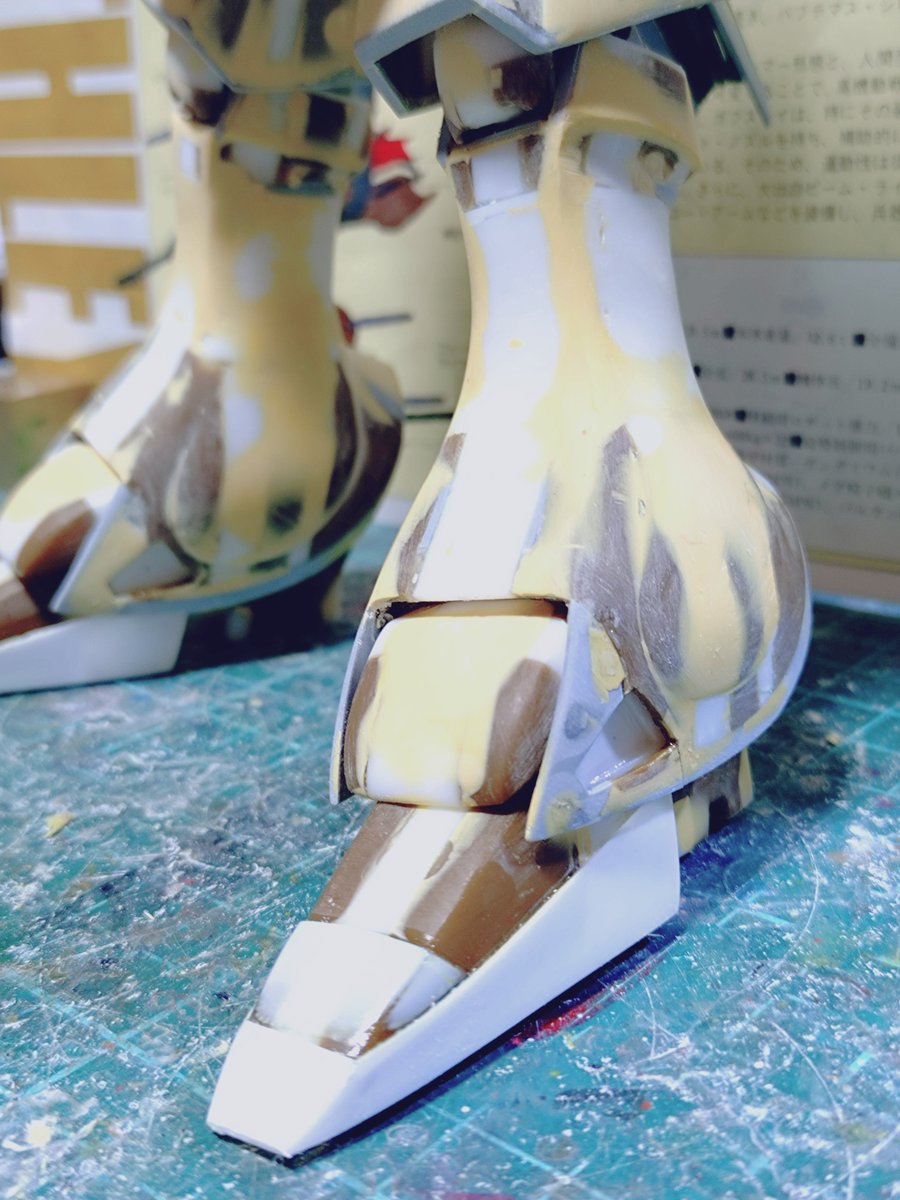piggy_noodle's tweet photo. 1/144ガブスレイを1/100にしたい進捗
裾の三角のバーニアを作りました✨️
手前を浅く奥行きをつけたのですが画像だとわからないですねw
プラ板でテンプレートを作って彫ったのですが瞬着の点付けでポリパテが持っていかれたので盛り直して修正です👍
盆休みには一度くらいサフ吹きたい所存😇 https://t.co/Pz5fbKKXs2