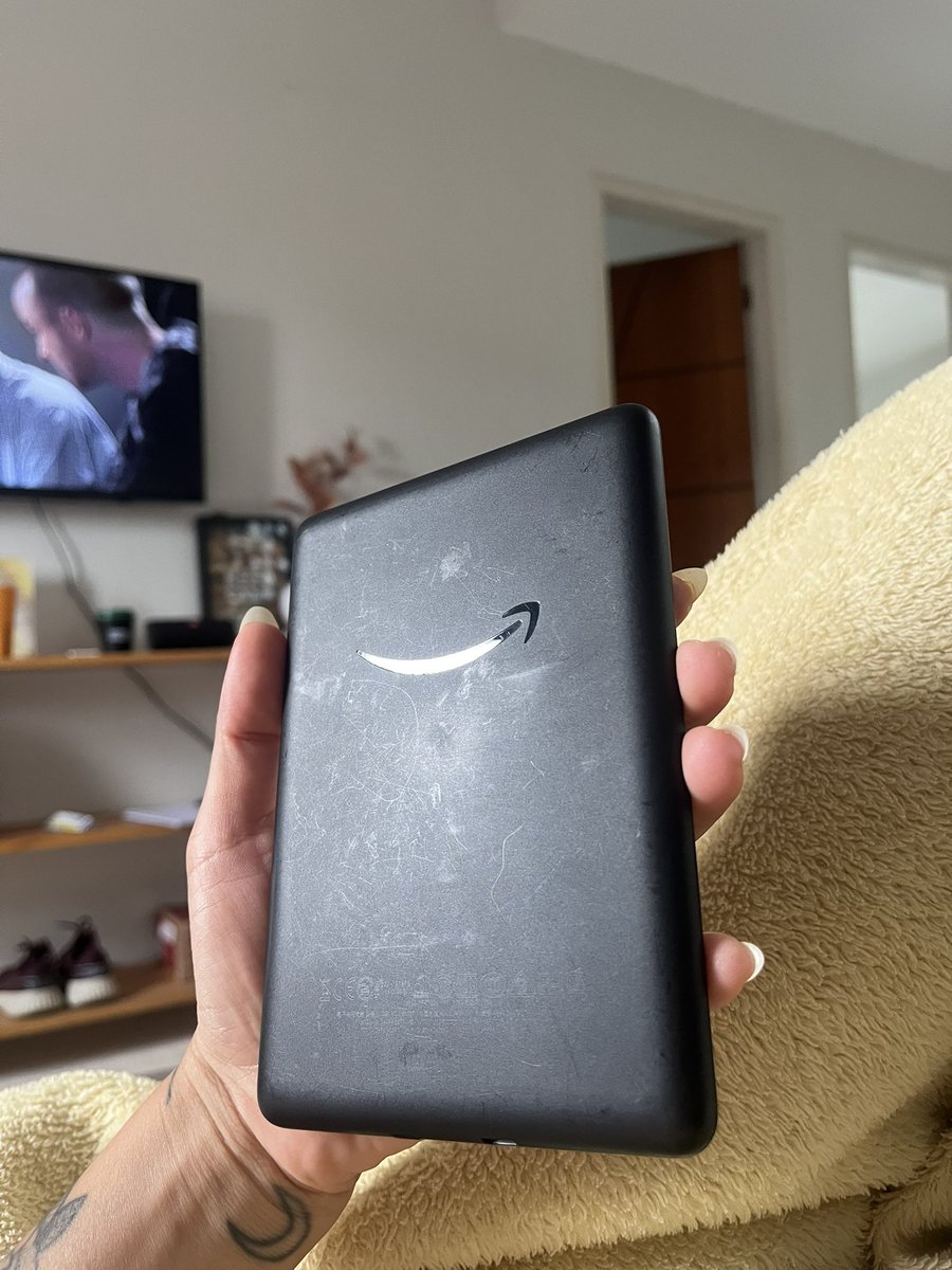 efsmcr's tweet photo. acho tao bonitinho quem poe capinha e outros acessórios no kindle, o meu 10ª geração nunca viu uma capinha totalmente lascado coitado https://t.co/Y7CIjGZCfL