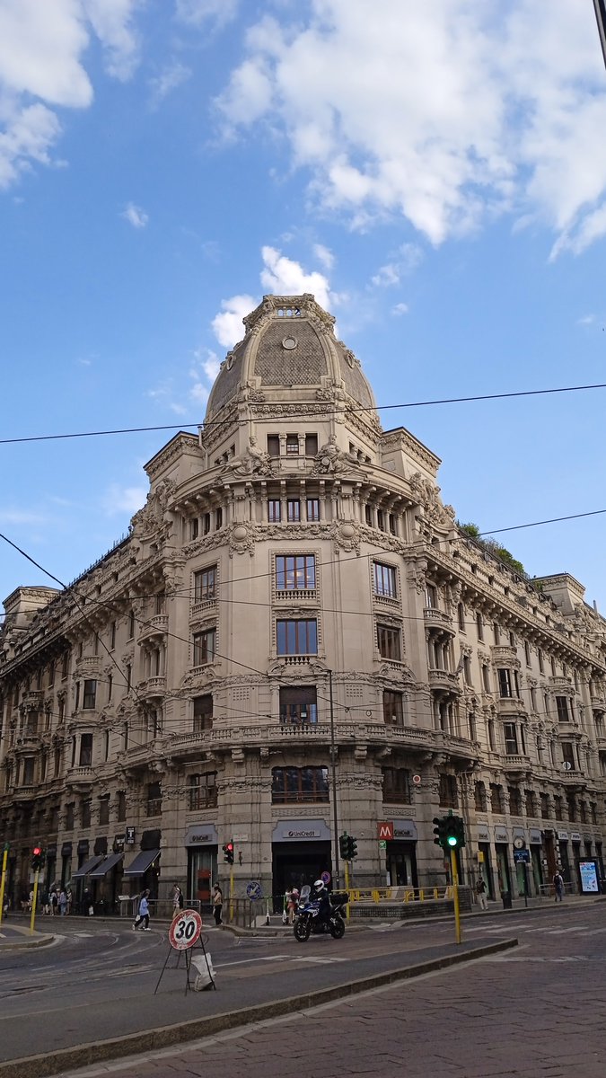DinaDice78's tweet photo. #Milano #authentic_moments #Italy #real_time #Italia_autentica #authentic_Italy https://t.co/vxWZNr7Wo0