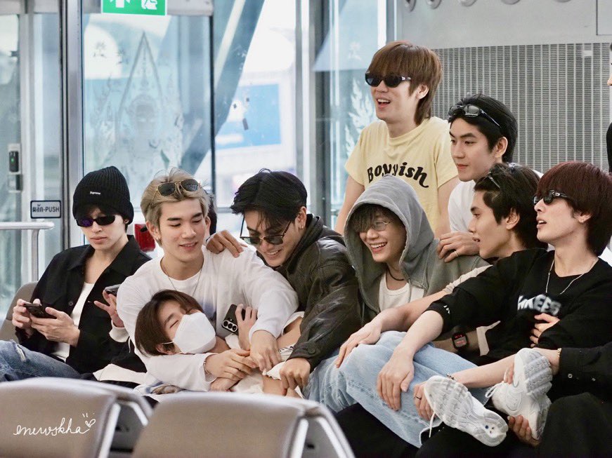 pptnarawin's tweet photo. The way Pond went “👀🙂‍↔️😌” while everyone is babying Phuwin 😭😭😭 https://t.co/mZzrR3YlPQ