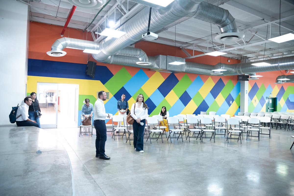 SIPINNA_MX's tweet photo. 📚✨ Conocer experiencias que transforman comunidades también es fortalecer la protección integral de niñas, niños y adolescentes.

📍Durante la visita al Colegio Riberas, conocimos el modelo de Promesa Educativa para México, una iniciativa que impulsa la educación integral, el desarrollo del carácter, el acompañamiento a las familias y la participación comunitaria para que cada niña, niño y adolescente desarrolle todo su potencial. 💜

🤝 Desde la Secretaría Ejecutiva del #SIPINNA reafirmamos que sumar esfuerzos con organizaciones de la sociedad civil fortalece las alianzas, impulsa buenas prácticas y contribuye a garantizar sus derechos.

🌱 Las mejores políticas públicas también se construyen aprendiendo de quienes transforman el territorio todos los días.

#SIPINNA #DerechosDeLaNiñez #ProtecciónIntegral #EducaciónIntegral #Territorio #Chihuahua