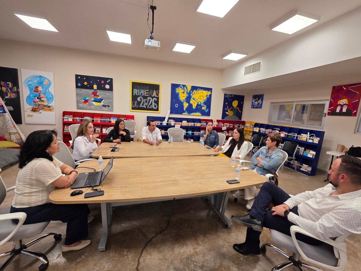 SIPINNA_MX's tweet photo. 📚✨ Conocer experiencias que transforman comunidades también es fortalecer la protección integral de niñas, niños y adolescentes.

📍Durante la visita al Colegio Riberas, conocimos el modelo de Promesa Educativa para México, una iniciativa que impulsa la educación integral, el desarrollo del carácter, el acompañamiento a las familias y la participación comunitaria para que cada niña, niño y adolescente desarrolle todo su potencial. 💜

🤝 Desde la Secretaría Ejecutiva del #SIPINNA reafirmamos que sumar esfuerzos con organizaciones de la sociedad civil fortalece las alianzas, impulsa buenas prácticas y contribuye a garantizar sus derechos.

🌱 Las mejores políticas públicas también se construyen aprendiendo de quienes transforman el territorio todos los días.

#SIPINNA #DerechosDeLaNiñez #ProtecciónIntegral #EducaciónIntegral #Territorio #Chihuahua