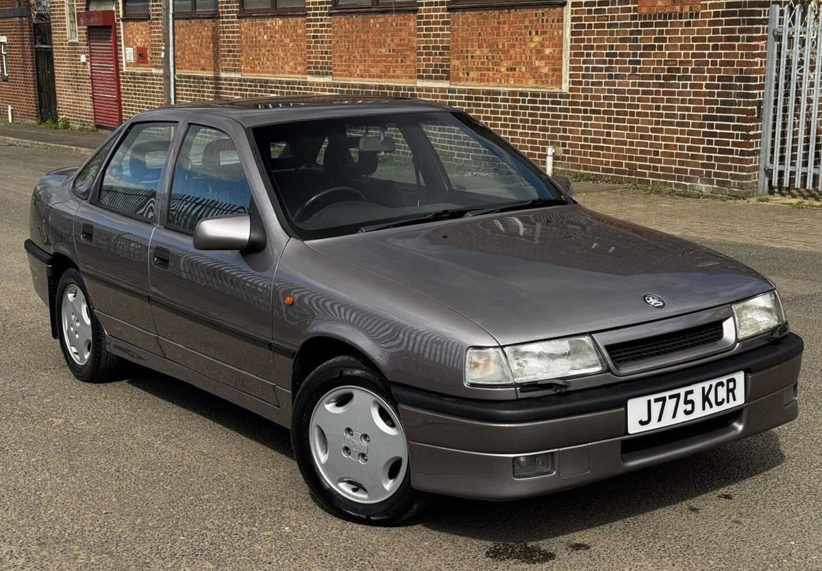 gsmales's tweet photo. Friday’s classic car spot is this 1992 Vauxhall Cavalier GSi 2000 16v. With 150bhp, 134mph top speed and 7.8 second 0-60, this was the king of the middle management corporate car park.
#Vauxhall #1990s #ClassicCars #ModernClassics https://t.co/vluD2Qq4r0
