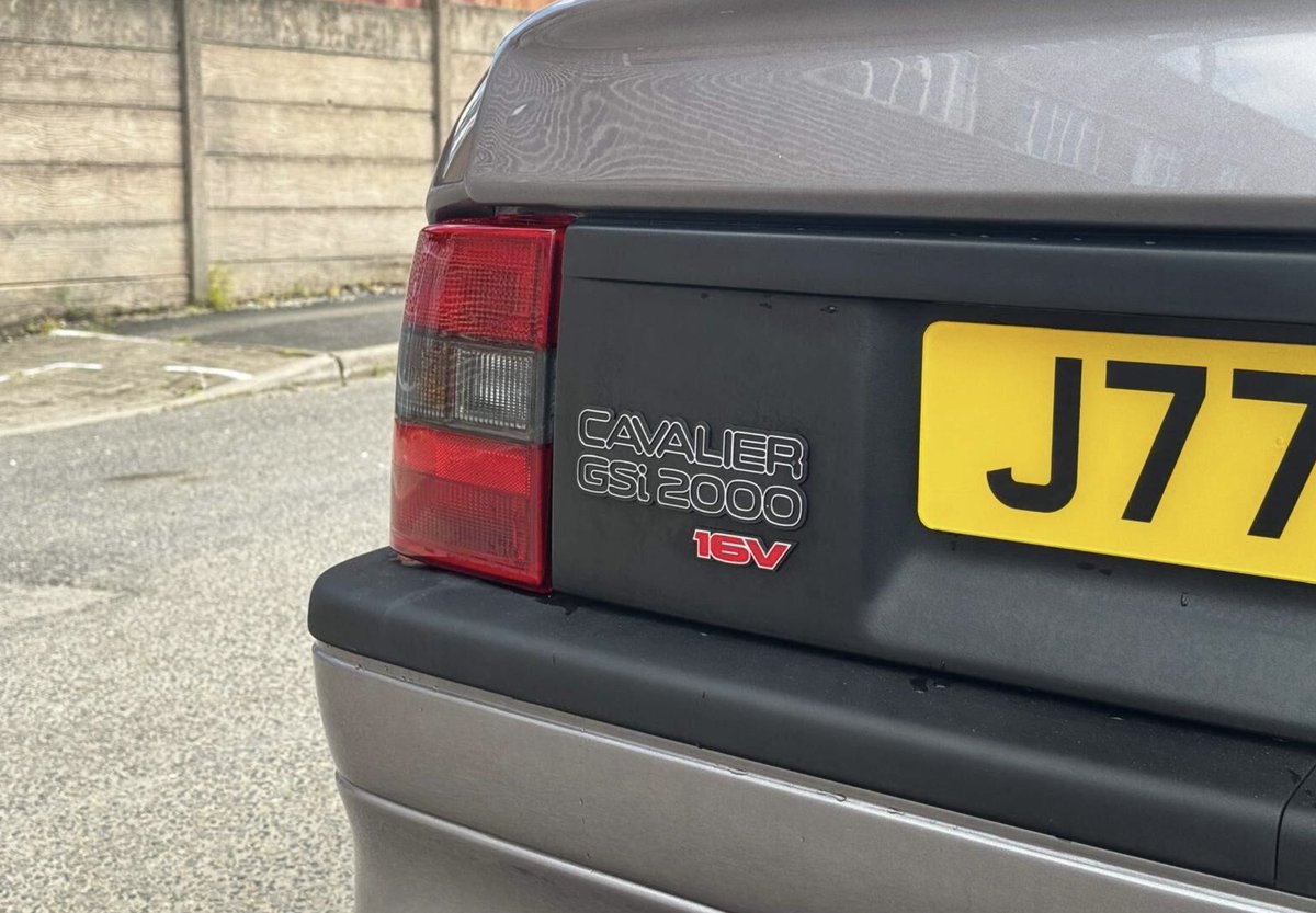 gsmales's tweet photo. Friday’s classic car spot is this 1992 Vauxhall Cavalier GSi 2000 16v. With 150bhp, 134mph top speed and 7.8 second 0-60, this was the king of the middle management corporate car park.
#Vauxhall #1990s #ClassicCars #ModernClassics https://t.co/vluD2Qq4r0