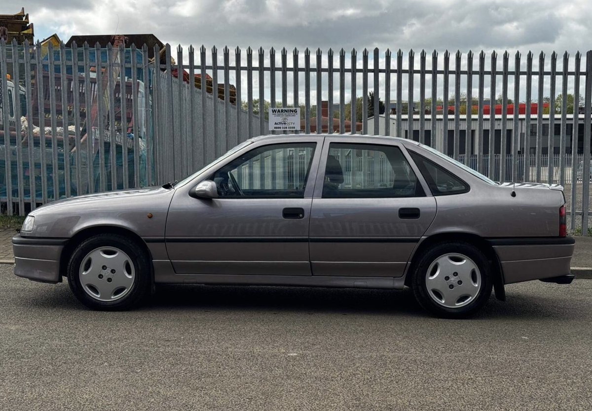 gsmales's tweet photo. Friday’s classic car spot is this 1992 Vauxhall Cavalier GSi 2000 16v. With 150bhp, 134mph top speed and 7.8 second 0-60, this was the king of the middle management corporate car park.
#Vauxhall #1990s #ClassicCars #ModernClassics https://t.co/vluD2Qq4r0