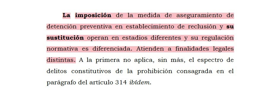Melovides's tweet photo. Aquí, considero, la Corte pudo enviar un contundente mensaje a algunos fiscales: no traten de confundir a los jueces mencionando que el delito tiene la prohibición del parágrafo del artículo 314 CPP cuando lo que están solicitando es la imposición de la medida de aseguramiento y no la sustitución.