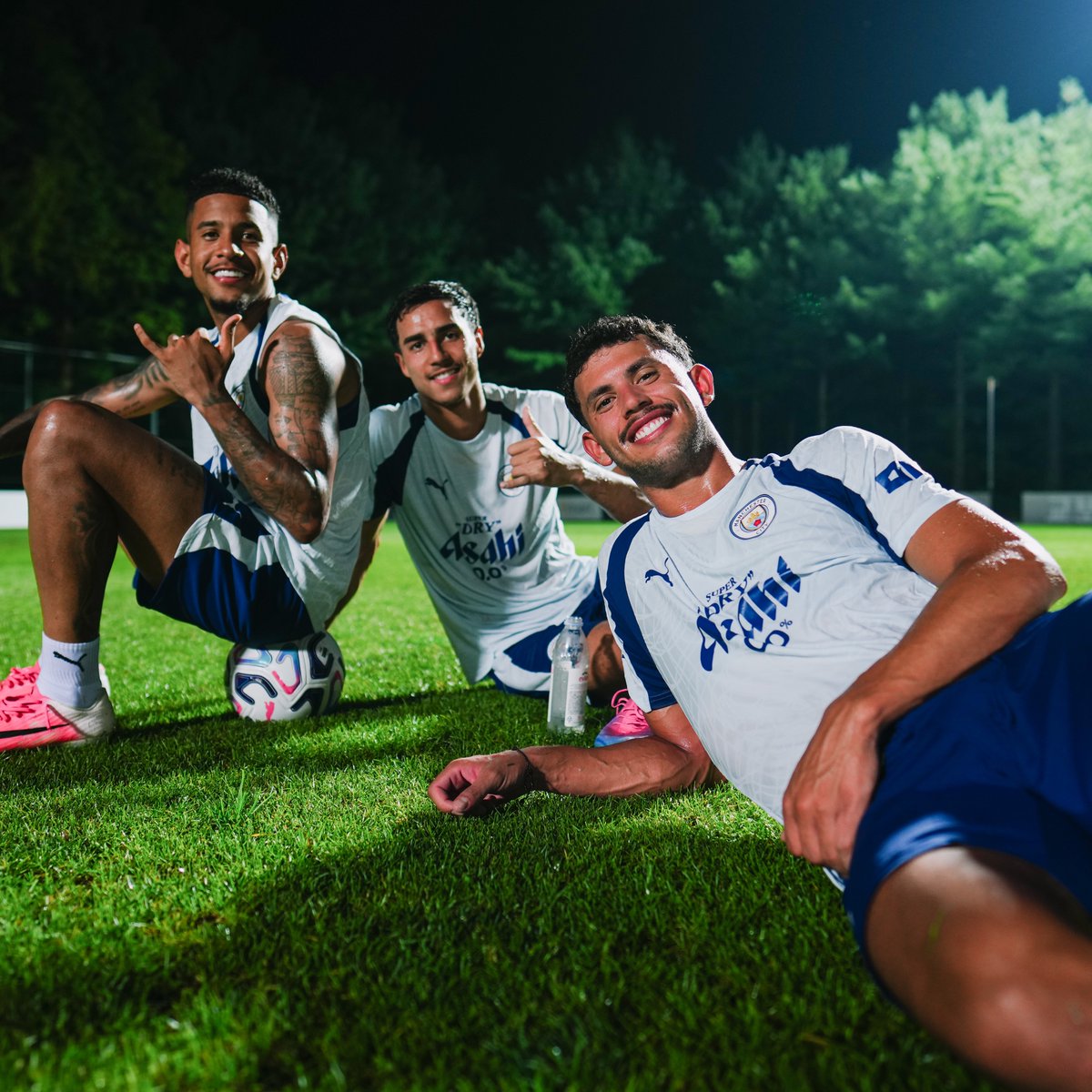 ManCity's tweet photo. 🤙😁 https://t.co/ObrYCIrb9t