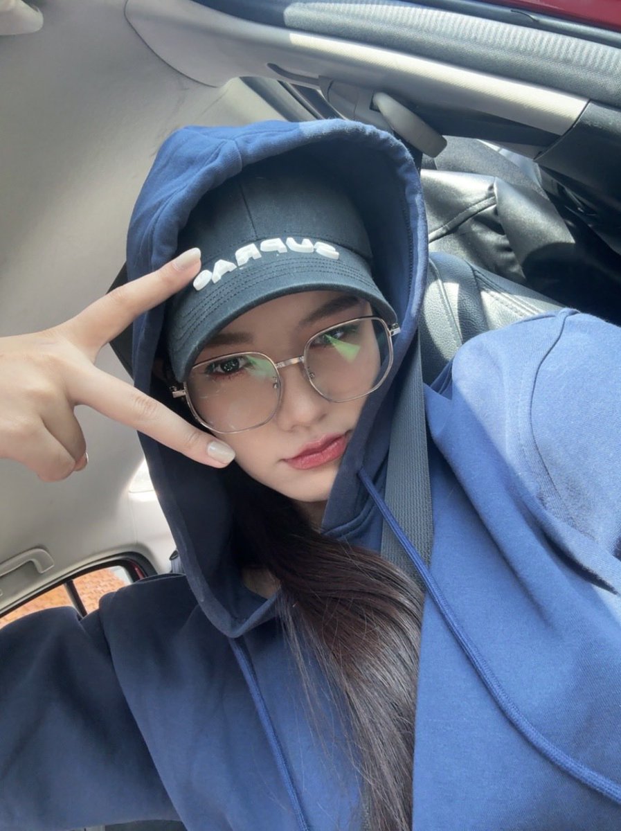 Skylin0919's tweet photo. I’m terrible right now. 
So I only can post my old pic
🤣🤣🤣

#PlusASelcaDay https://t.co/mMAT6vtiVt