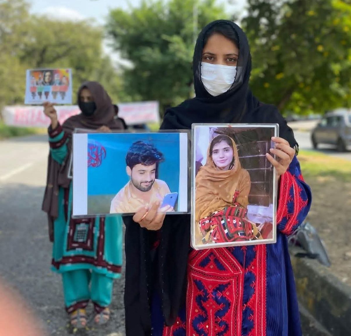 Sadia_Balochh's tweet photo. سلمان بلوچ صرف ہمارا بھائی نہیں، ہمارے گھر کی وہ آواز ہے جسے ہم سے چھین لیا گیا ہے۔
میری ماں کی آنکھوں میں آج بھی انتظار نہیں، انصاف کا سوال ہے۔
ہم خاموش نہیں رہیں گے، ہم اپنے بھائی کی محفوظ بازیابی کا مطالبہ کرتے رہیں گے۔
سلمان کو بازیاب کرو ۔
#ReleaseSalmanBaloch https://t.co/otY5Ij6Dv9