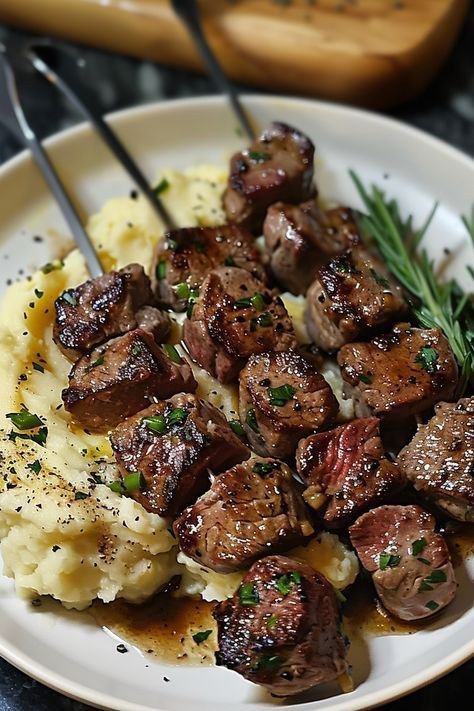 Emmajhones77's tweet photo. 🔥 Garlic Butter Steak Bites with Creamy Mashed Potatoes 🥩🥔 https://t.co/aq01ENjTkt