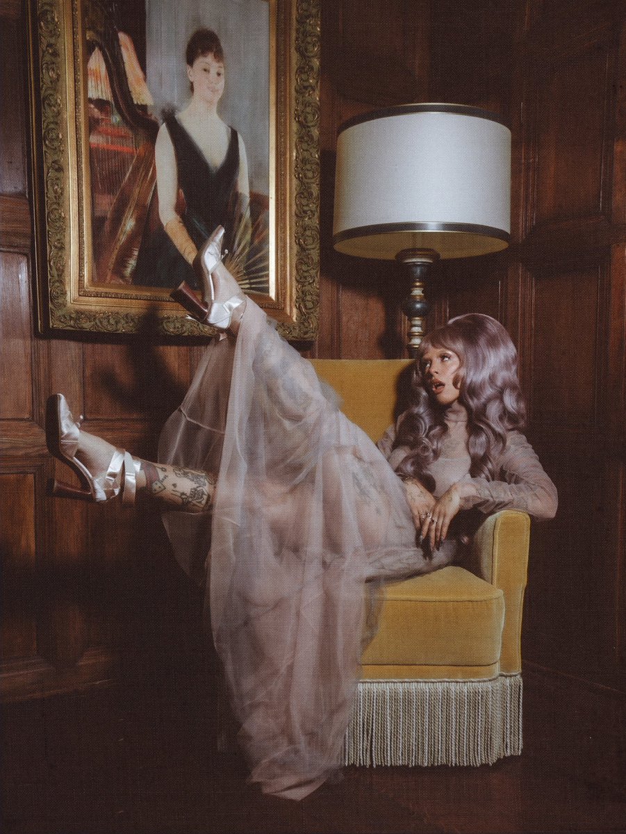 MELANIESBASE's tweet photo. melanie martinez. https://t.co/RYVpAjsXqN