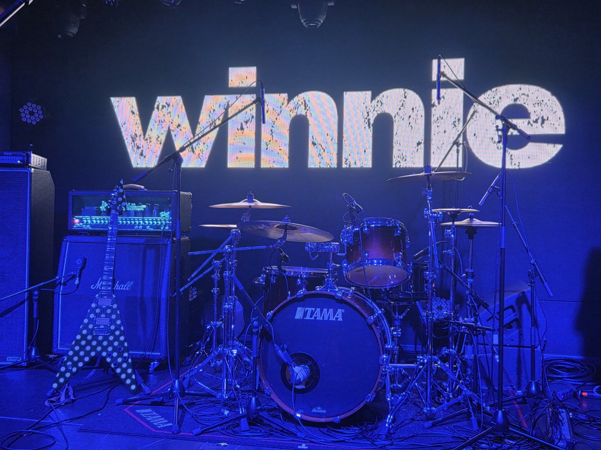 coldfish0221's tweet photo. 5月末の柏以来、約2ヶ月ぶりのwinnieライブ！めちゃくちゃ楽しかった！後ろも盛り上がってたみたいだし、対バンの方々もかっこ良かった。
最近、イオリさんとは足の話しかしていない(笑)。健康第一。
次回のライブも楽しみにしてます♪ https://t.co/tNS6CQmd8A