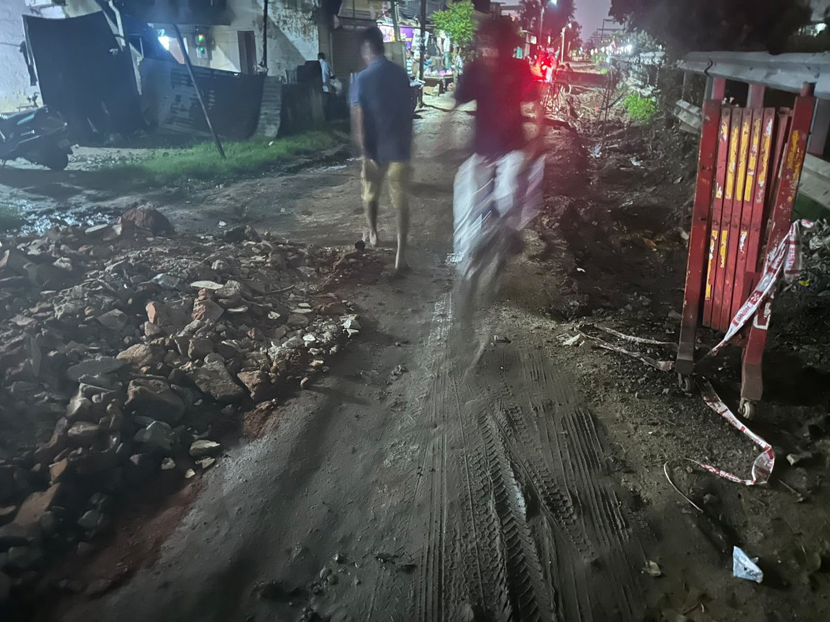 Im_Kp7619's tweet photo. @VMCVadodara વોર્ડ નં. 8માં વારંવાર રજૂઆત કરવા છતાં દેસાઈપુરા ફાટકથી મહેશ્વરી ફાટક સુધીનો રસ્તો જાડી ચડતીના કારણે અત્યંત બિસ્માર હાલતમાં છે.
અકસ્મત થાય તે પહેલાં તાત્કાલિક રસ્તાનું સમારકામ કરવામાં આવે તેવી માંગ છે @CMOGuj @MlaKeyurRokadia https://t.co/ypiXNYC7m0
